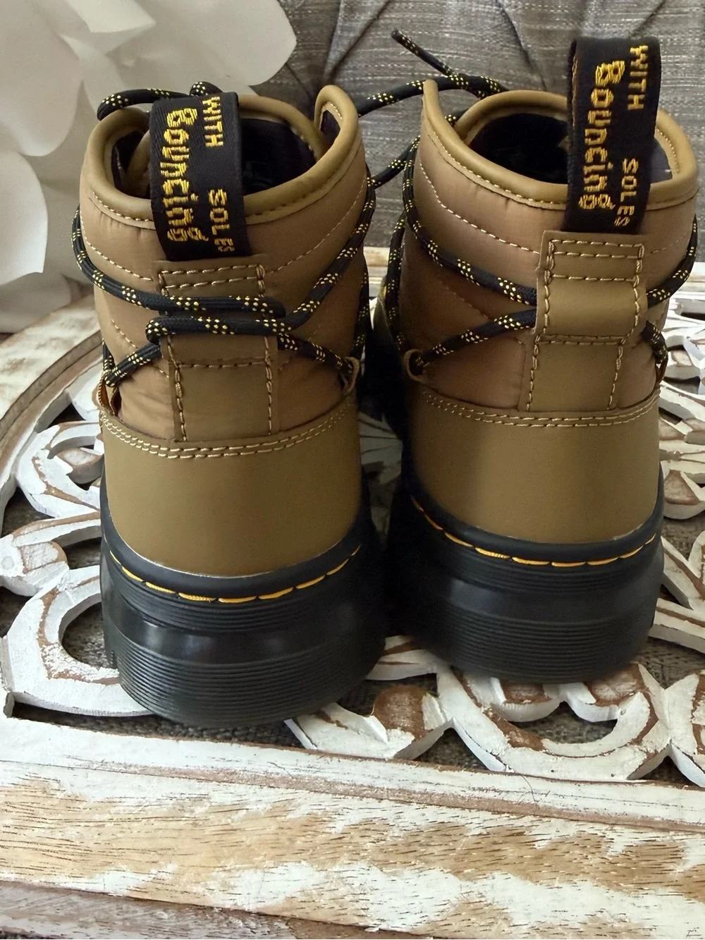 Dr. Martens Tan Combs Padded Quilted Lace-Up Hiking Boots 8 Women’s